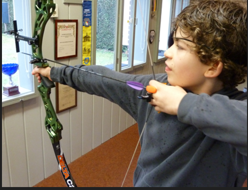 Hand die richt met een pijl en boog